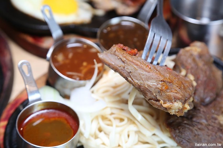 台南牛排｜19號倉庫鐵板牛排仁德店~誰說平價吃到飽沒有好牛排?沙拉吧珍珠奶茶無限量供應加麵加飯不加價! - 台南好Food遊