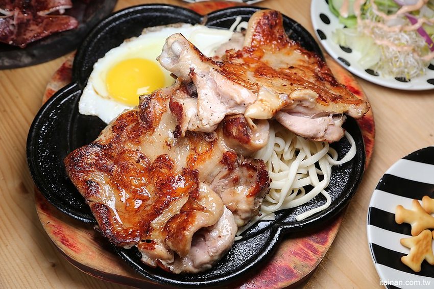 台南牛排｜19號倉庫鐵板牛排仁德店~誰說平價吃到飽沒有好牛排?沙拉吧珍珠奶茶無限量供應加麵加飯不加價! - 台南好Food遊