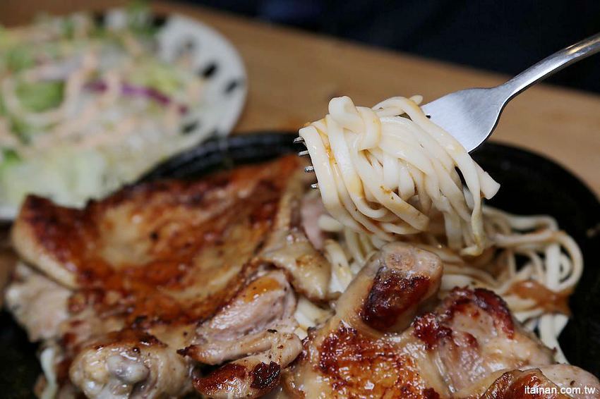 19號倉庫鐵板牛排仁德店~誰說平價吃到飽沒有好牛排?沙拉吧珍珠奶茶無限量供應加麵加飯不加價! - 台南好Food遊