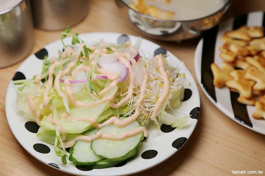 台南牛排｜19號倉庫鐵板牛排仁德店~誰說平價吃到飽沒有好牛排?沙拉吧珍珠奶茶無限量供應加麵加飯不加價! - 台南好Food遊