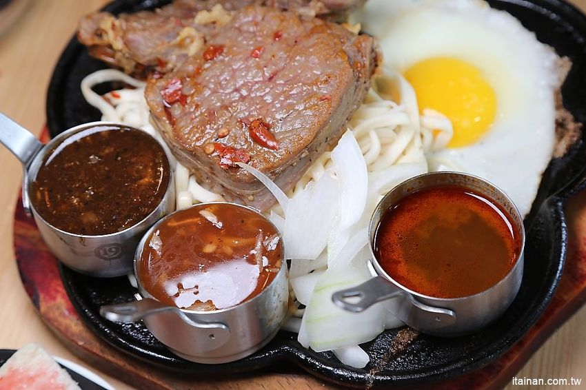 台南牛排｜19號倉庫鐵板牛排仁德店~誰說平價吃到飽沒有好牛排?沙拉吧珍珠奶茶無限量供應加麵加飯不加價! - 台南好Food遊