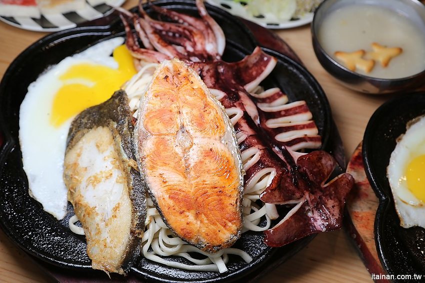 台南牛排｜19號倉庫鐵板牛排仁德店~誰說平價吃到飽沒有好牛排?沙拉吧珍珠奶茶無限量供應加麵加飯不加價! - 台南好Food遊