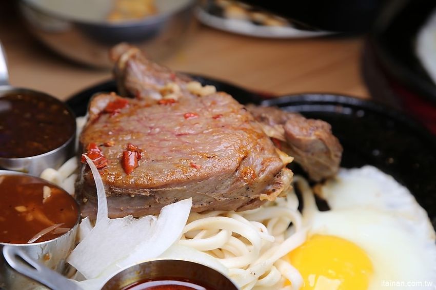 台南牛排｜19號倉庫鐵板牛排仁德店~誰說平價吃到飽沒有好牛排?沙拉吧珍珠奶茶無限量供應加麵加飯不加價! - 台南好Food遊