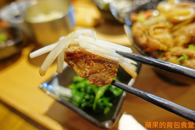 [食記] 新竹東區 - 牛丁次郎坊x深夜裡的和魂燒肉丼x新竹旗艦店 燒烤戰斧牛排及蔥鹽牛舌 極盛版丼魬肉量浮誇 起司炸雞 熔岩蛋糕 令人流連忘返