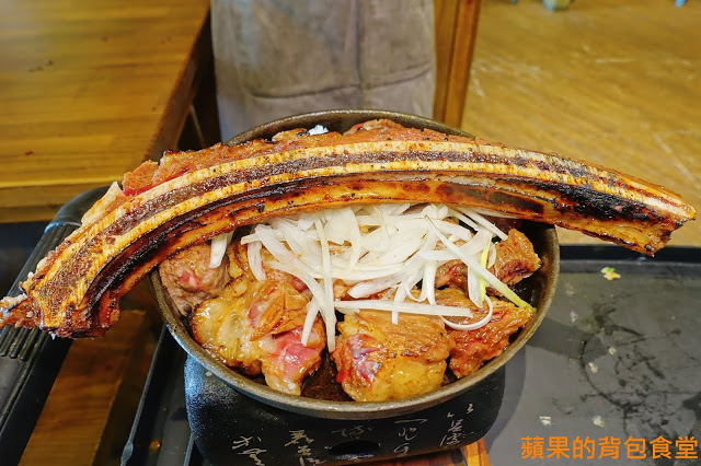 [食記] 新竹東區 - 牛丁次郎坊x深夜裡的和魂燒肉丼x新竹旗艦店 燒烤戰斧牛排及蔥鹽牛舌 極盛版丼魬肉量浮誇 起司炸雞 熔岩蛋糕 令人流連忘返