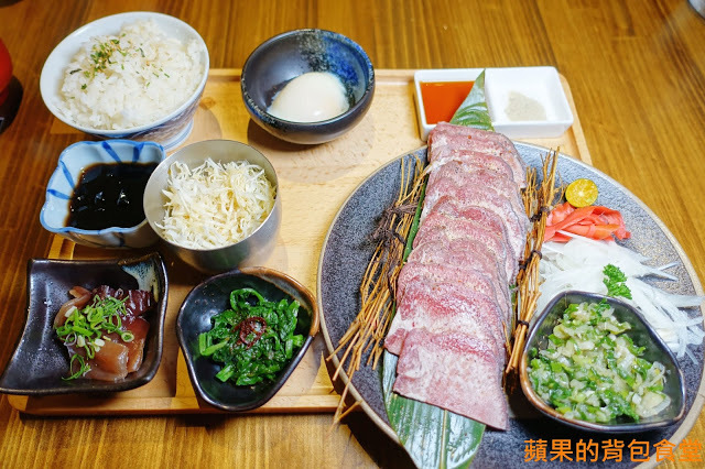 [食記] 新竹東區 - 牛丁次郎坊x深夜裡的和魂燒肉丼x新竹旗艦店 燒烤戰斧牛排及蔥鹽牛舌 極盛版丼魬肉量浮誇 起司炸雞 熔岩蛋糕 令人流連忘返