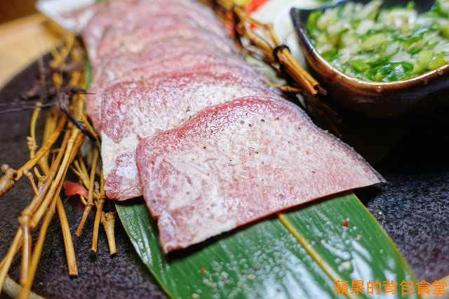 [食記] 新竹東區 - 牛丁次郎坊x深夜裡的和魂燒肉丼x新竹旗艦店 燒烤戰斧牛排及蔥鹽牛舌 極盛版丼魬肉量浮誇 起司炸雞 熔岩蛋糕 令人流連忘返