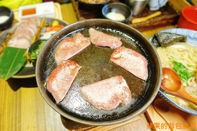 [食記] 新竹東區 - 牛丁次郎坊x深夜裡的和魂燒肉丼x新竹旗艦店 燒烤戰斧牛排及蔥鹽牛舌 極盛版丼魬肉量浮誇 起司炸雞 熔岩蛋糕 令人流連忘返