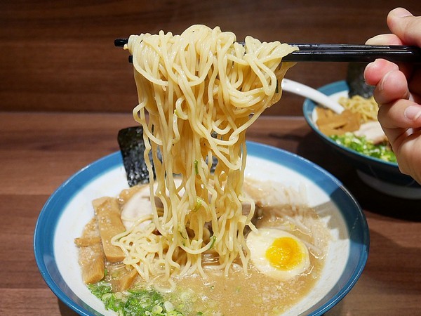 佐丨拉麵:佐一拉麵-台中西屯漢口路道地拉麵 經典醬油、味噌雙味擄獲老饕的胃 想吃拉麵不用跑日本
