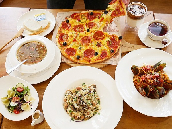 義娜堤餐廚Eternity Café:義娜堤餐廚Eternity Café-台中北區義式餐廳 中國醫巷弄美食 師承義大利人的道地料理 別緻空間設計 用餐後也有聊天小天地