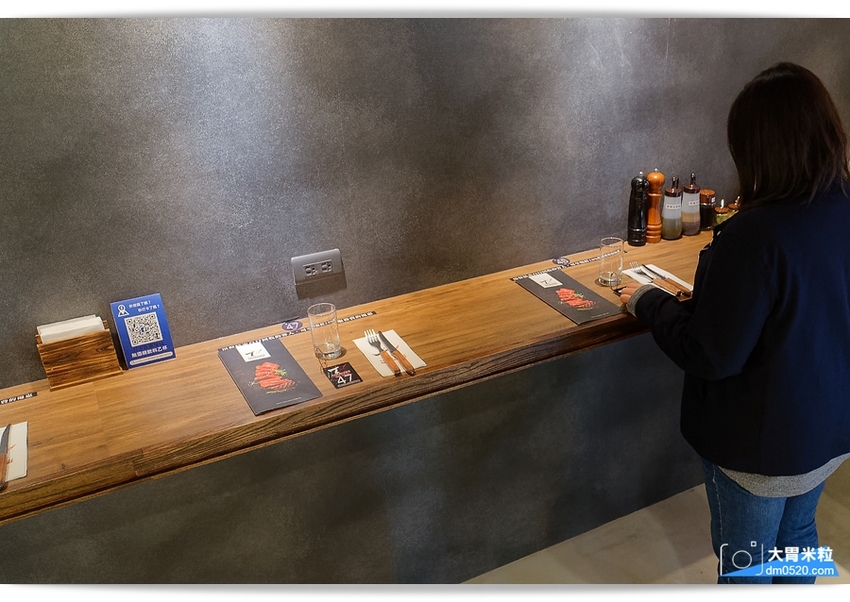 現點現切以克計價濕式熟成牛排！Totsuzen Steak,突然牛排,超值平價,想吃高級牛排不必太正式,立食x自助回收餐盤結帳再享9折,台北大安區牛排推薦,台北大安區美食推薦, - 大胃米粒 DAVI