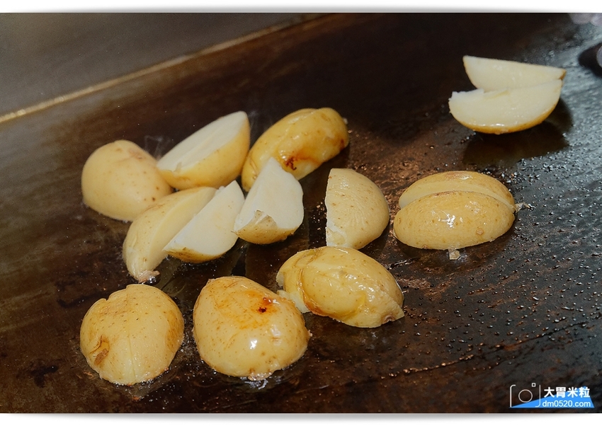 現點現切以克計價濕式熟成牛排！Totsuzen Steak,突然牛排,超值平價,想吃高級牛排不必太正式,立食x自助回收餐盤結帳再享9折,台北大安區牛排推薦,台北大安區美食推薦, - 大胃米粒 DAVI