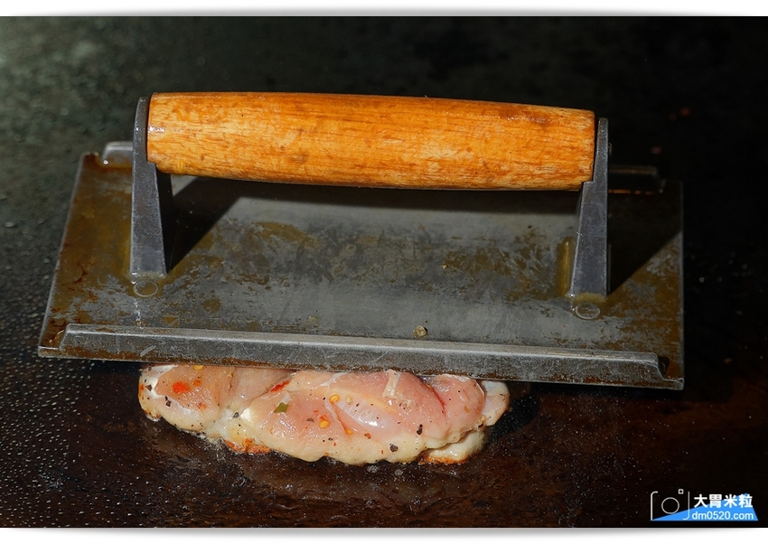 現點現切以克計價濕式熟成牛排！Totsuzen Steak,突然牛排,超值平價,想吃高級牛排不必太正式,立食x自助回收餐盤結帳再享9折,台北大安區牛排推薦,台北大安區美食推薦, - 大胃米粒 DAVI