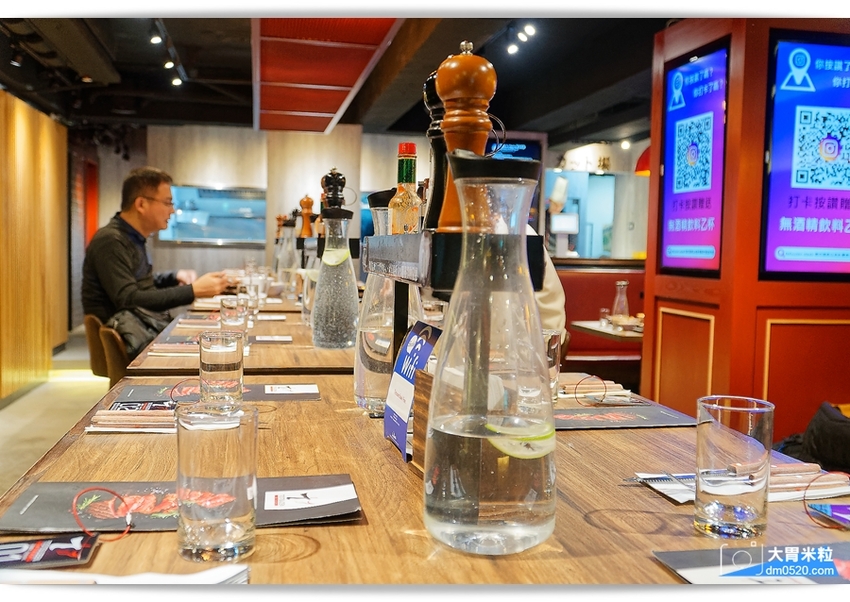 現點現切以克計價濕式熟成牛排！Totsuzen Steak,突然牛排,超值平價,想吃高級牛排不必太正式,立食x自助回收餐盤結帳再享9折,台北大安區牛排推薦,台北大安區美食推薦, - 大胃米粒 DAVI