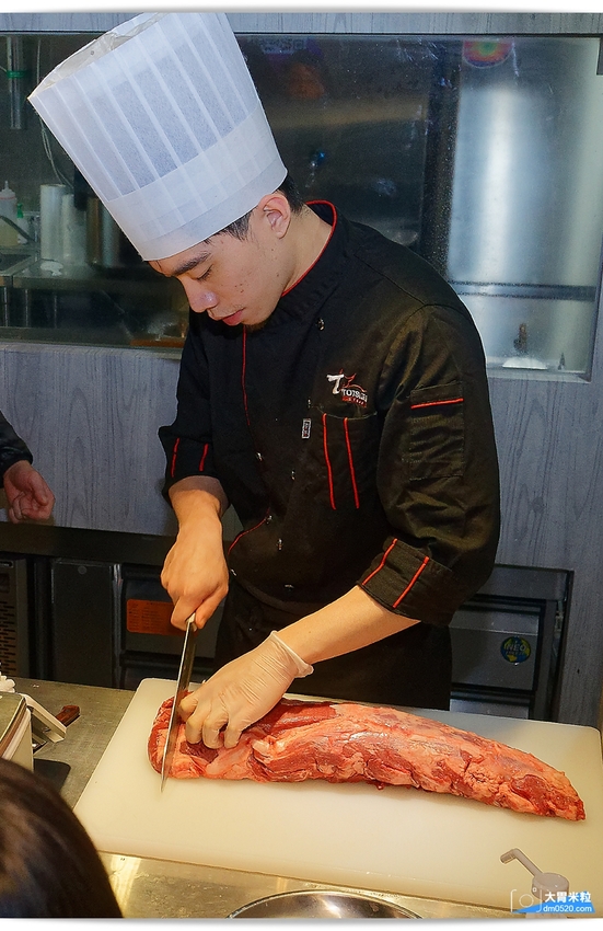 現點現切以克計價濕式熟成牛排！Totsuzen Steak,突然牛排,超值平價,想吃高級牛排不必太正式,立食x自助回收餐盤結帳再享9折,台北大安區牛排推薦,台北大安區美食推薦, - 大胃米粒 DAVI