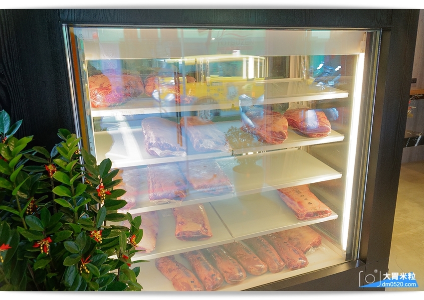 現點現切以克計價濕式熟成牛排！Totsuzen Steak,突然牛排,超值平價,想吃高級牛排不必太正式,立食x自助回收餐盤結帳再享9折,台北大安區牛排推薦,台北大安區美食推薦, - 大胃米粒 DAVI