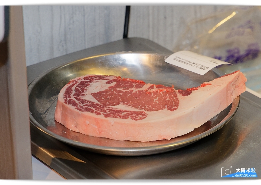 現點現切以克計價濕式熟成牛排！Totsuzen Steak,突然牛排,超值平價,想吃高級牛排不必太正式,立食x自助回收餐盤結帳再享9折,台北大安區牛排推薦,台北大安區美食推薦, - 大胃米粒 DAVI