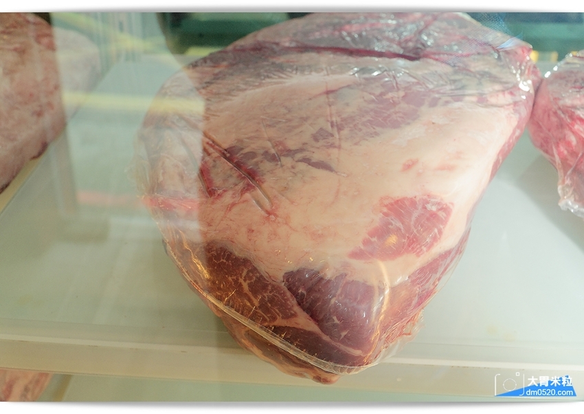 現點現切以克計價濕式熟成牛排！Totsuzen Steak,突然牛排,超值平價,想吃高級牛排不必太正式,立食x自助回收餐盤結帳再享9折,台北大安區牛排推薦,台北大安區美食推薦, - 大胃米粒 DAVI