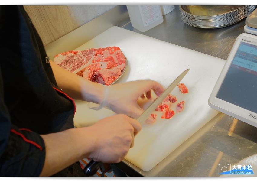 現點現切以克計價濕式熟成牛排！Totsuzen Steak,突然牛排,超值平價,想吃高級牛排不必太正式,立食x自助回收餐盤結帳再享9折,台北大安區牛排推薦,台北大安區美食推薦, - 大胃米粒 DAVI