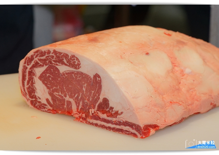 現點現切以克計價濕式熟成牛排！Totsuzen Steak,突然牛排,超值平價,想吃高級牛排不必太正式,立食x自助回收餐盤結帳再享9折,台北大安區牛排推薦,台北大安區美食推薦, - 大胃米粒 DAVI