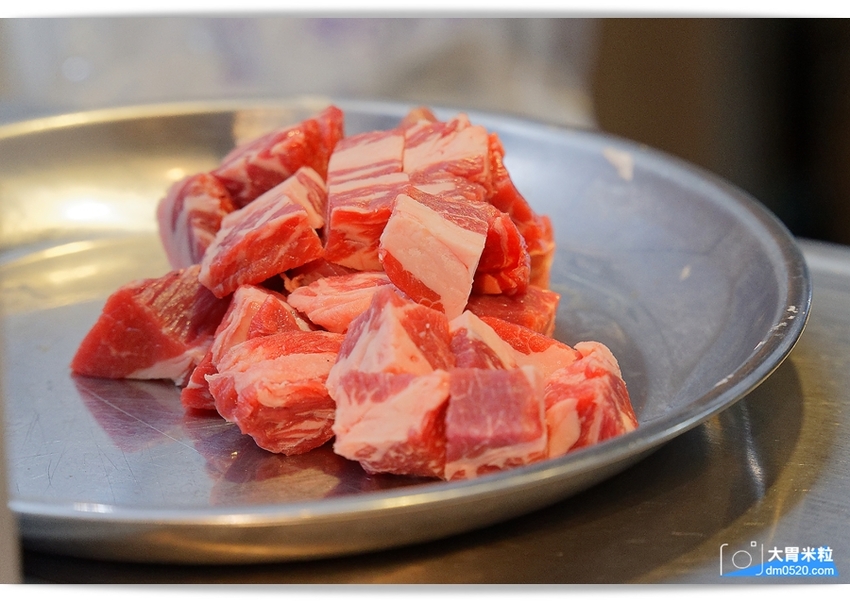 現點現切以克計價濕式熟成牛排！Totsuzen Steak,突然牛排,超值平價,想吃高級牛排不必太正式,立食x自助回收餐盤結帳再享9折,台北大安區牛排推薦,台北大安區美食推薦, - 大胃米粒 DAVI