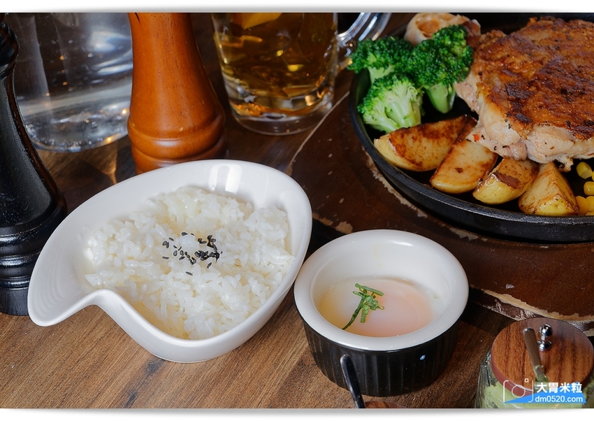 現點現切以克計價濕式熟成牛排！Totsuzen Steak,突然牛排,超值平價,想吃高級牛排不必太正式,立食x自助回收餐盤結帳再享9折,台北大安區牛排推薦,台北大安區美食推薦, - 大胃米粒 DAVI