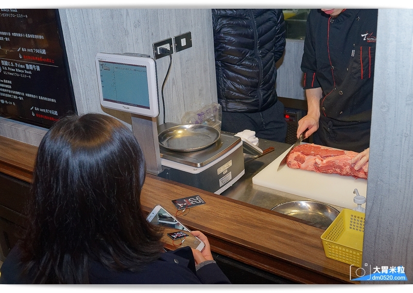 現點現切以克計價濕式熟成牛排！Totsuzen Steak,突然牛排,超值平價,想吃高級牛排不必太正式,立食x自助回收餐盤結帳再享9折,台北大安區牛排推薦,台北大安區美食推薦, - 大胃米粒 DAVI