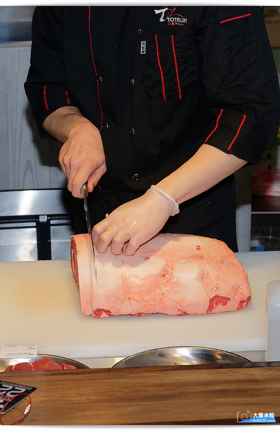 現點現切以克計價濕式熟成牛排！Totsuzen Steak,突然牛排,超值平價,想吃高級牛排不必太正式,立食x自助回收餐盤結帳再享9折,台北大安區牛排推薦,台北大安區美食推薦, - 大胃米粒 DAVI