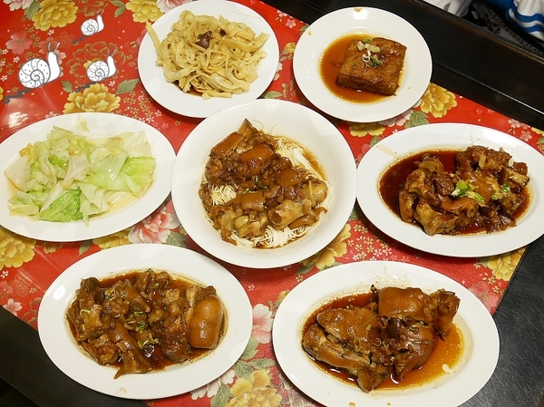 富鼎旺豬腳餐廳(中正店):富鼎旺豬腳(中正店)-台中中區知名豬腳店 用餐時間人潮絡繹不絕 想吃記得提早來排隊