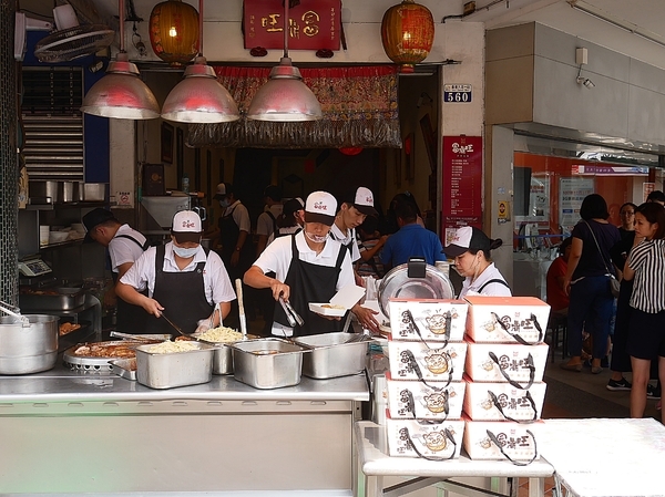 富鼎旺豬腳餐廳(中正店):富鼎旺豬腳(中正店)-台中中區知名豬腳店 用餐時間人潮絡繹不絕 想吃記得提早來排隊