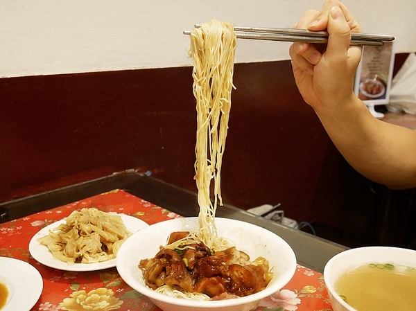 富鼎旺豬腳餐廳(中正店):富鼎旺豬腳(中正店)-台中中區知名豬腳店 用餐時間人潮絡繹不絕 想吃記得提早來排隊