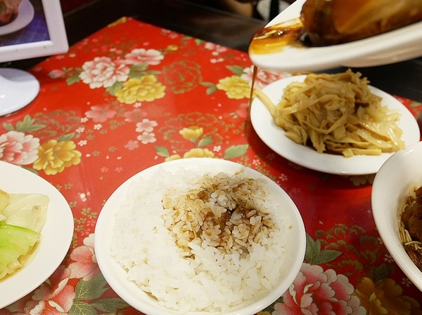 富鼎旺豬腳餐廳(中正店):富鼎旺豬腳(中正店)-台中中區知名豬腳店 用餐時間人潮絡繹不絕 想吃記得提早來排隊