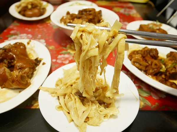 富鼎旺豬腳餐廳(中正店):富鼎旺豬腳(中正店)-台中中區知名豬腳店 用餐時間人潮絡繹不絕 想吃記得提早來排隊