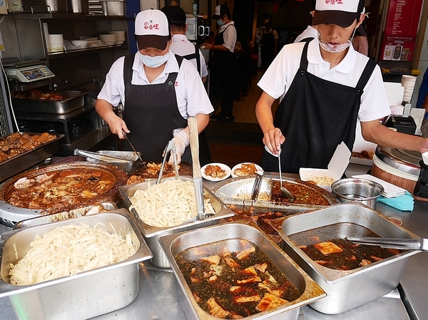 富鼎旺豬腳餐廳(中正店):富鼎旺豬腳(中正店)-台中中區知名豬腳店 用餐時間人潮絡繹不絕 想吃記得提早來排隊