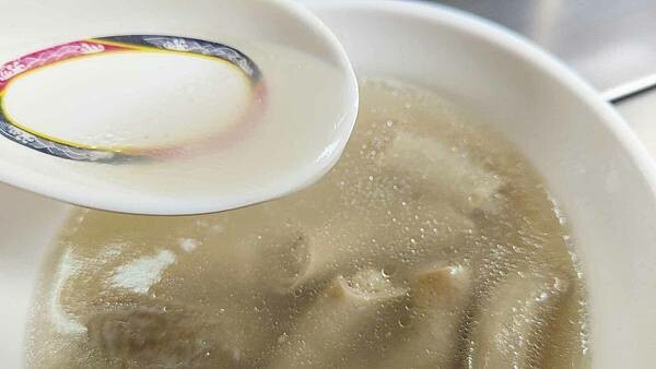 網友評價第一名的四神湯？真的這麼厲害？從路邊開到小小店面的老字號美食～！已經有３５年的超久老店，主打