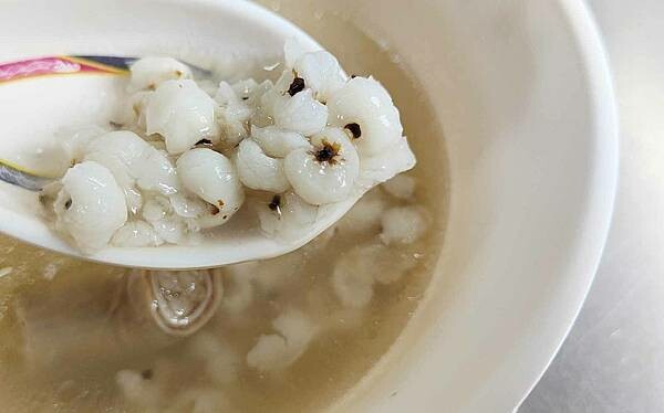 網友評價第一名的四神湯？真的這麼厲害？從路邊開到小小店面的老字號美食～！已經有３５年的超久老店，主打