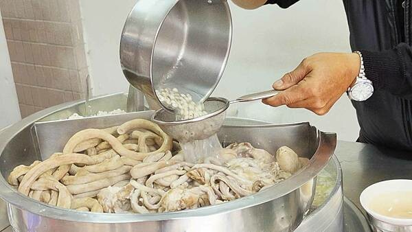 網友評價第一名的四神湯？真的這麼厲害？從路邊開到小小店面的老字號美食～！已經有３５年的超久老店，主打