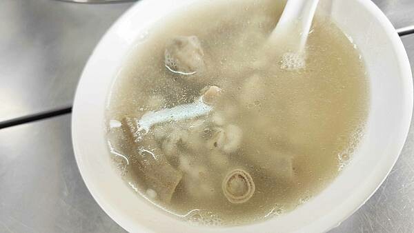 網友評價第一名的四神湯？真的這麼厲害？從路邊開到小小店面的老字號美食～！已經有３５年的超久老店，主打