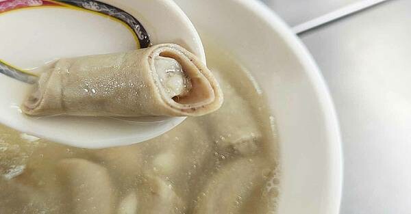 網友評價第一名的四神湯？真的這麼厲害？從路邊開到小小店面的老字號美食～！已經有３５年的超久老店，主打