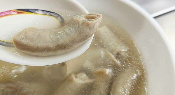 網友評價第一名的四神湯？真的這麼厲害？從路邊開到小小店面的老字號美食～！已經有３５年的超久老店，主打