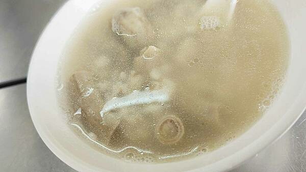 網友評價第一名的四神湯？真的這麼厲害？從路邊開到小小店面的老字號美食～！已經有３５年的超久老店，主打