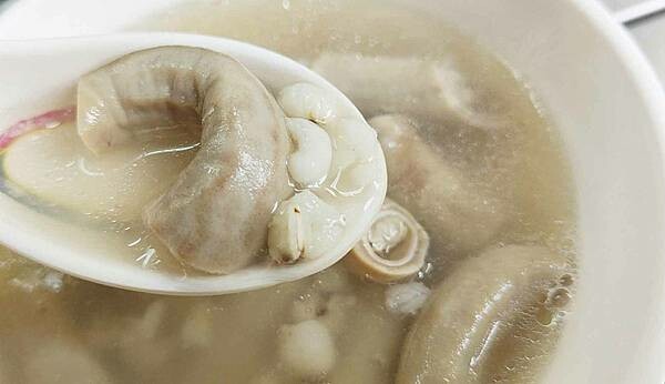 網友評價第一名的四神湯？真的這麼厲害？從路邊開到小小店面的老字號美食～！已經有３５年的超久老店，主打