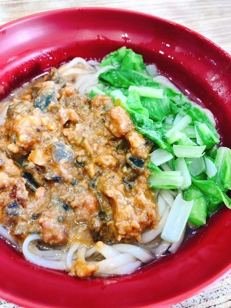 鄭記古早味豬血糕：【偽グルメ】台北|三峽老街【鄭記豬血糕】【98雞蛋糕】【海爺四號乾麵】~老街系列不要鬧