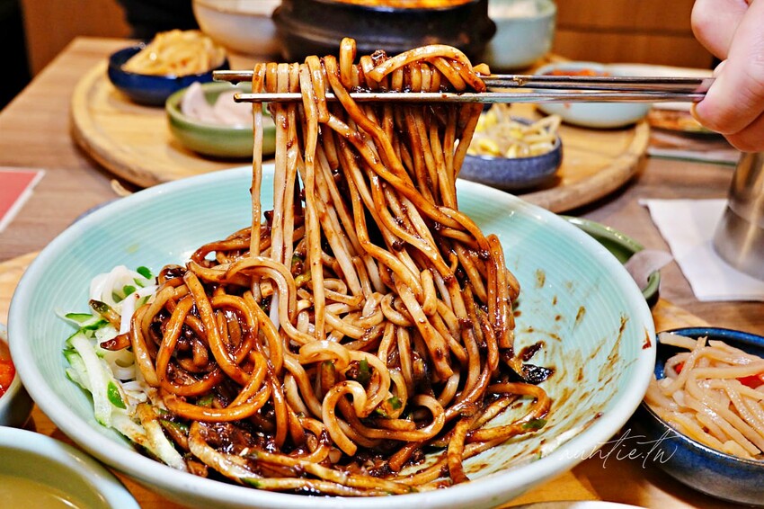【台北】市政府站｜韓姜熙의小廚房，韓式炸醬麵、辣牛肉定食，霜淇淋吃到飽！