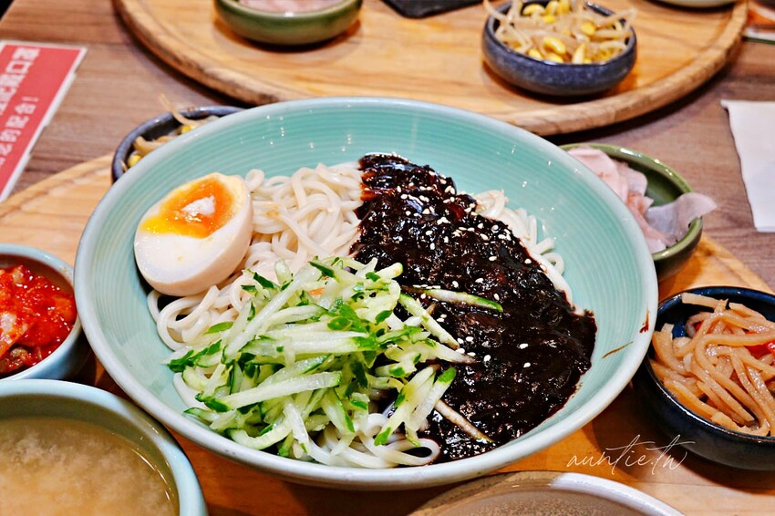 【台北】市政府站｜韓姜熙의小廚房，韓式炸醬麵、辣牛肉定食，霜淇淋吃到飽！