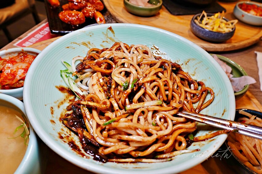【台北】市政府站｜韓姜熙의小廚房，韓式炸醬麵、辣牛肉定食，霜淇淋吃到飽！
