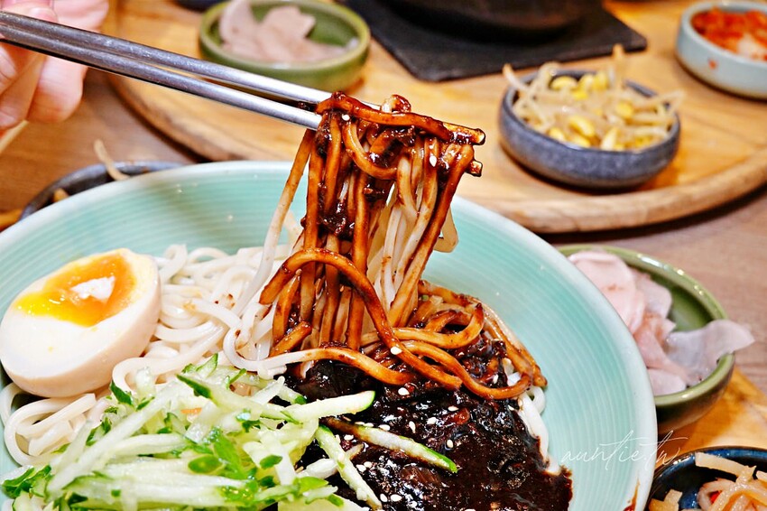 【台北】市政府站｜韓姜熙의小廚房，韓式炸醬麵、辣牛肉定食，霜淇淋吃到飽！