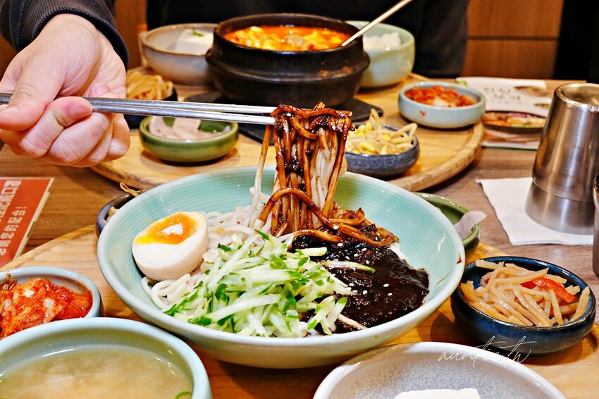 【台北】市政府站｜韓姜熙의小廚房，韓式炸醬麵、辣牛肉定食，霜淇淋吃到飽！