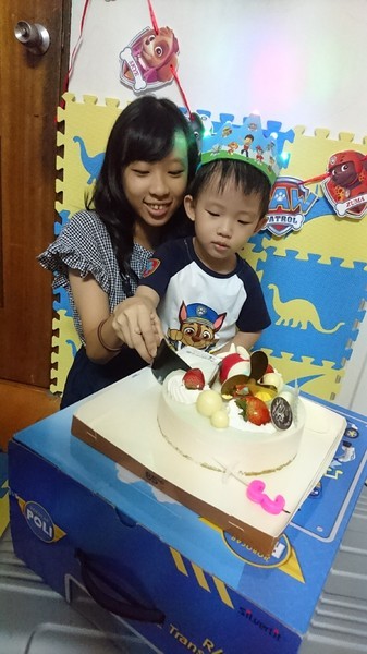 籟恩都格蛋糕塑型館(安吉店)：高雄~籟恩都格蛋糕 Lion Dog V.S 85度C咖啡烘培專賣店~波力蛋糕.飛機蛋糕~慶祝3歲生日~