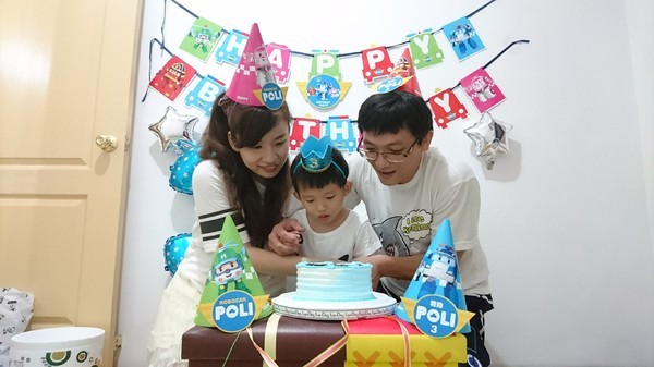 籟恩都格蛋糕塑型館(安吉店)：高雄~籟恩都格蛋糕 Lion Dog V.S 85度C咖啡烘培專賣店~波力蛋糕.飛機蛋糕~慶祝3歲生日~